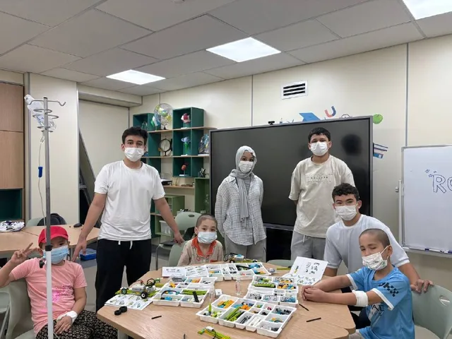RoboCare jamoasi palatadagi bolalar bilan Lego robot yig‘moqda