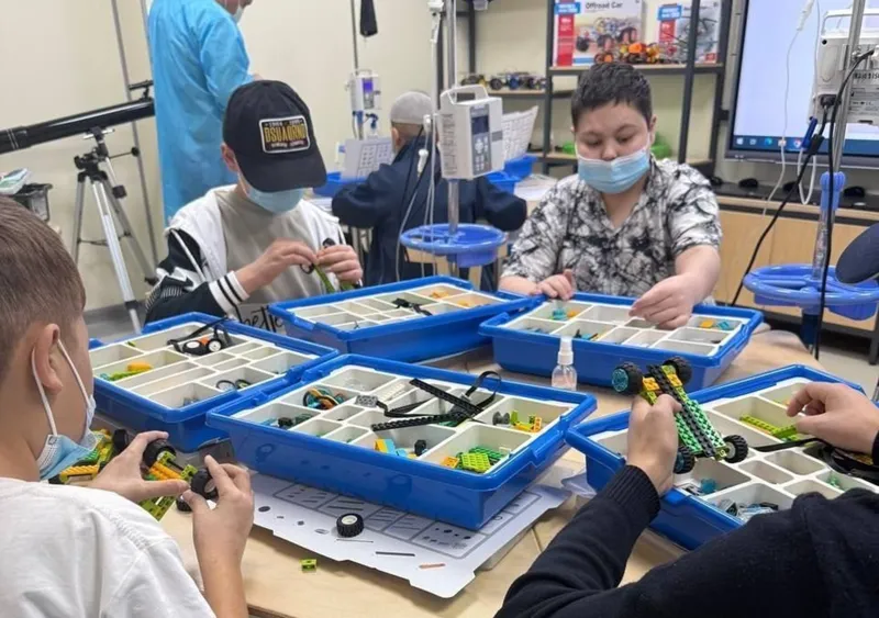 Onkologiya markazida bolalar Lego robototexnika to‘plamlari bilan robot yig‘moqda
